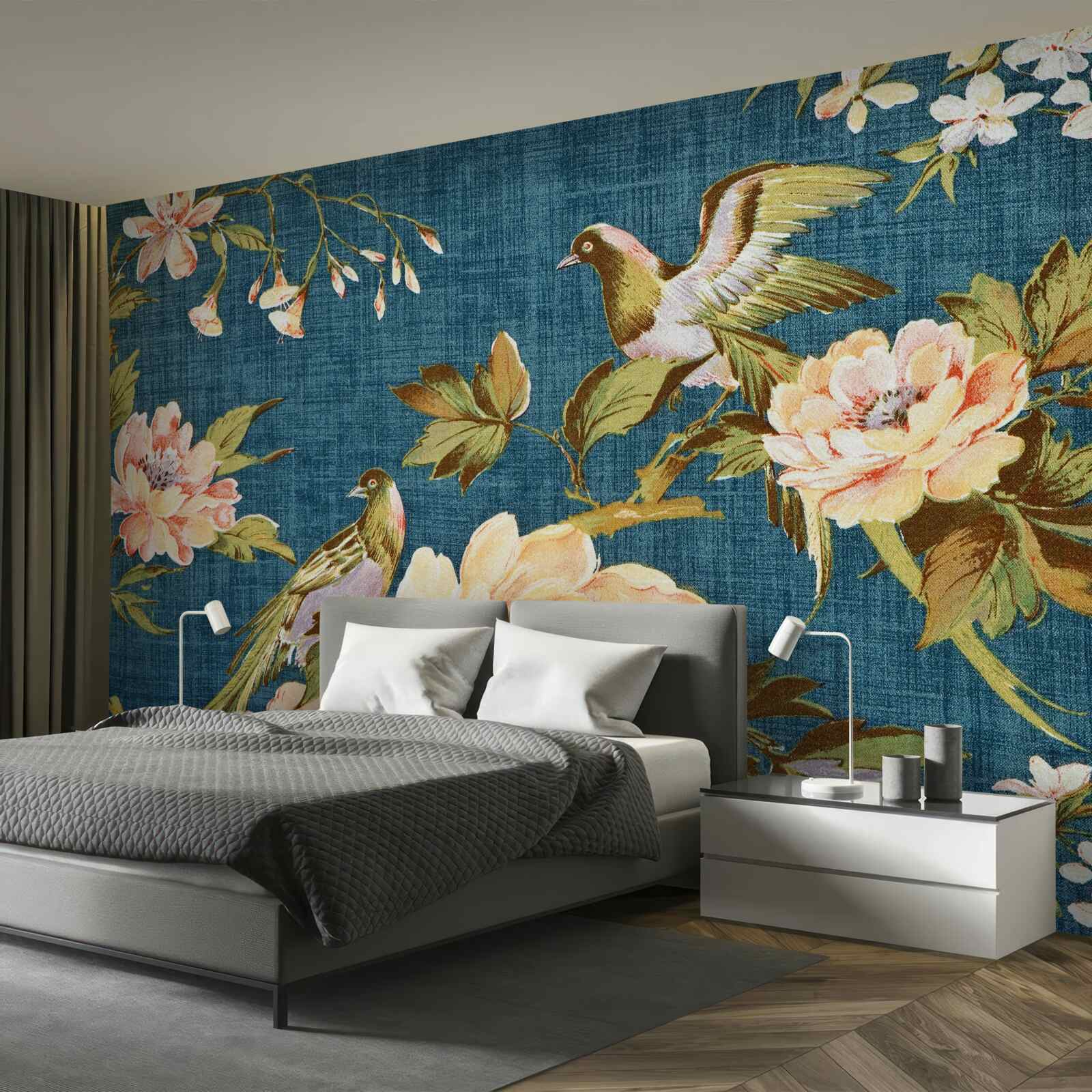 Papier peint deux perroquets parmi les roses