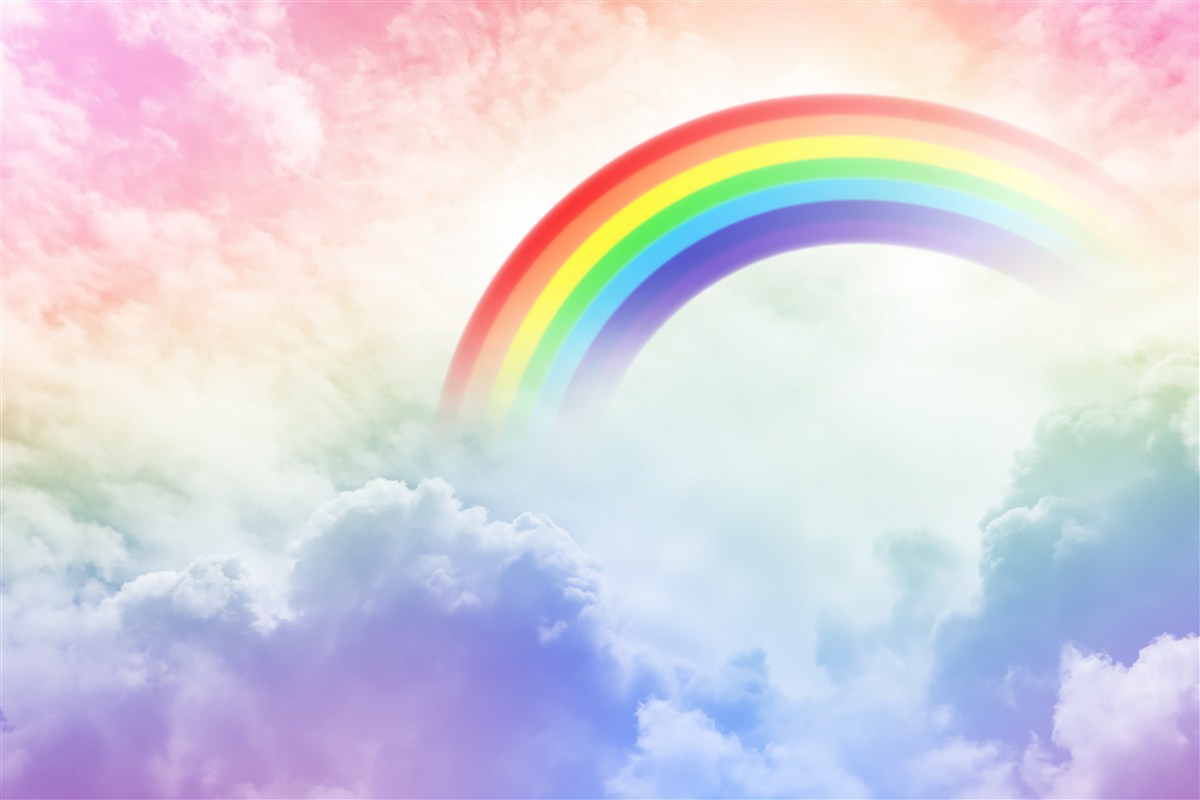 Papier peint un arc-en-ciel coloré brille au-dessus des nuages
