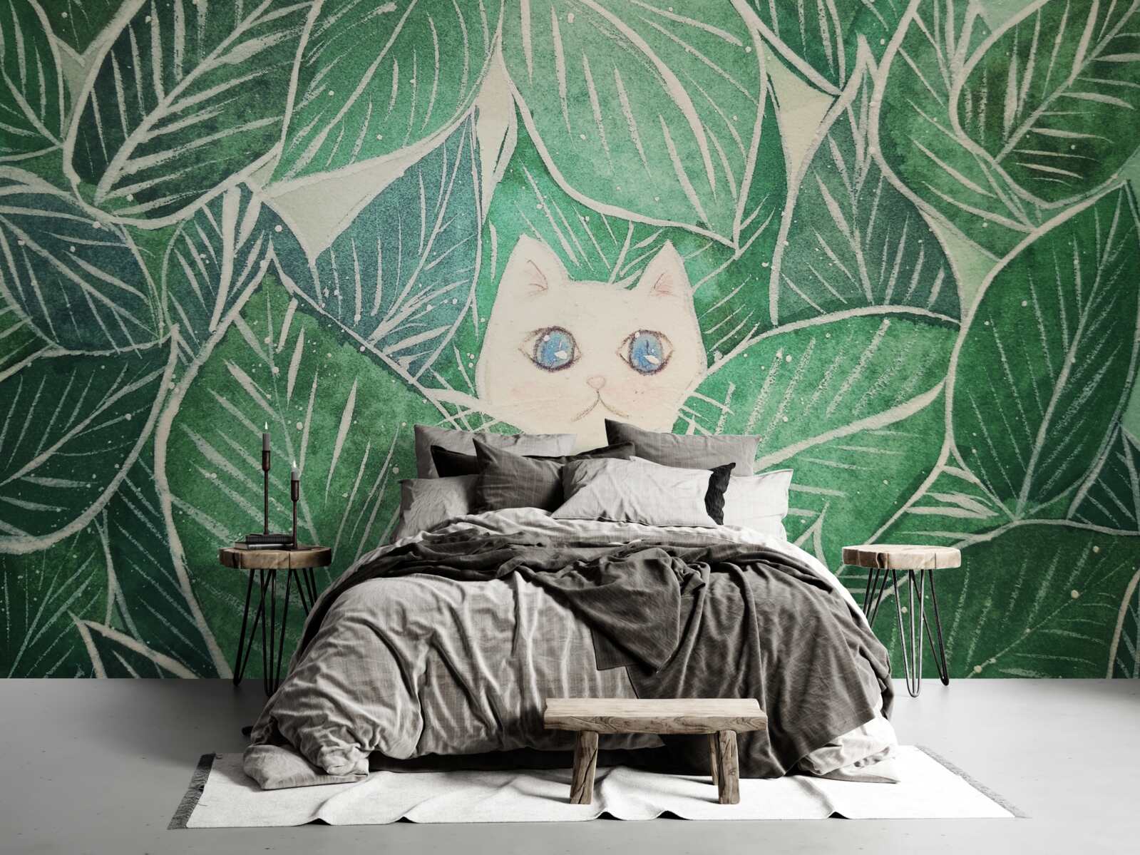 Papier peint un petit chat perdu dans les feuilles vertes