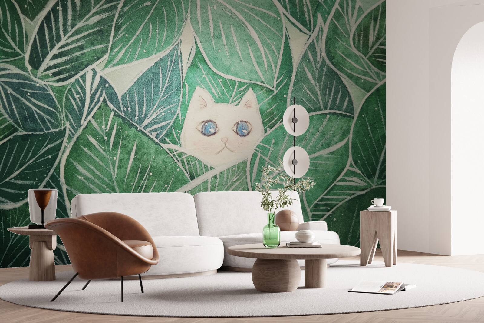 Papier peint un petit chat perdu dans les feuilles vertes