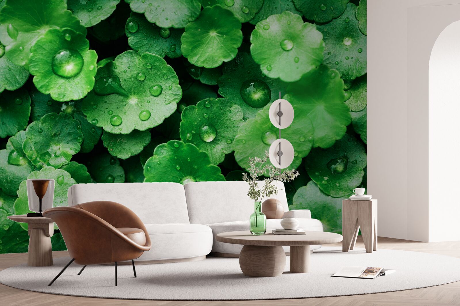 Papier peint feuilles vertes recouvertes de gouttes d'eau fraîches