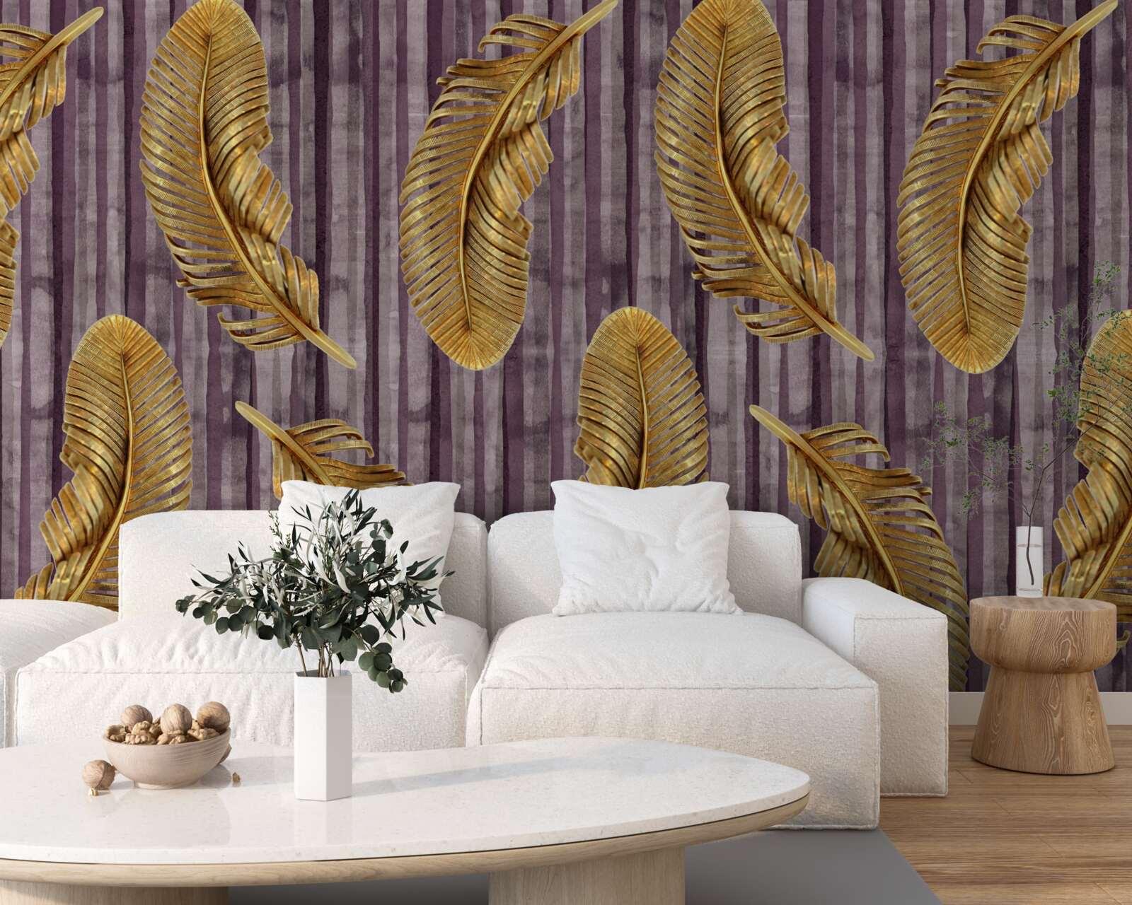 Papier peint fond violet décoré de plumes d'or