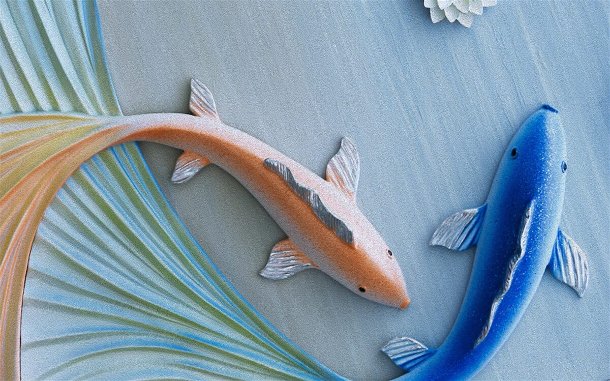 Papier peint des poissons bleus et dorés nagent dans l'eau