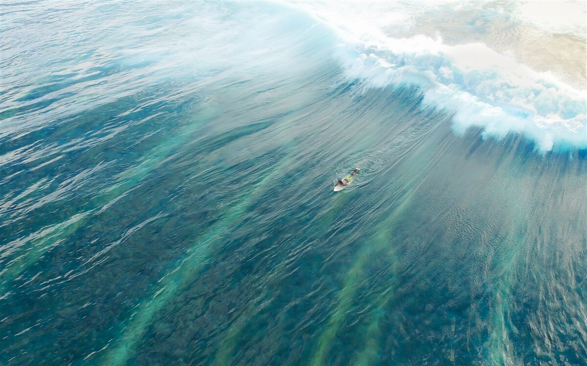 Papier peint surmonter les vagues de l'océan en surfant